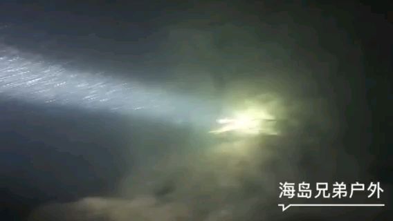 小伙晚上潜水抓了几只很凶的鱼